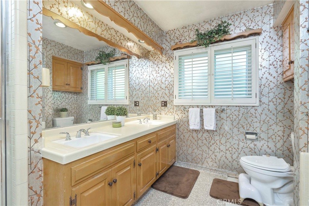 2292 N n. orange grove ave. N