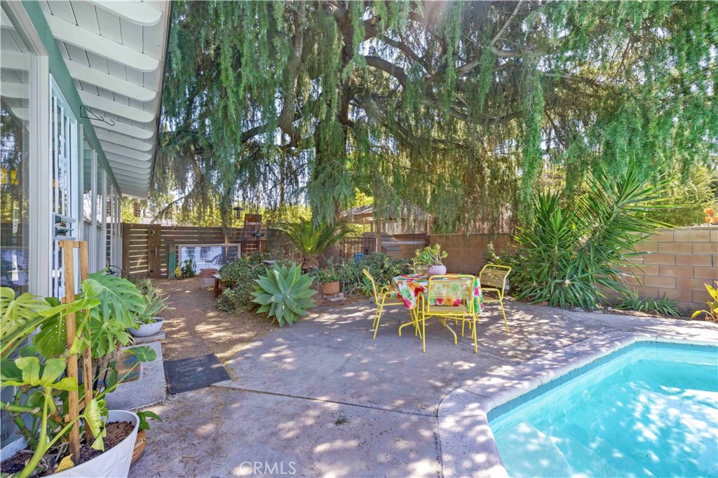 2292 N n. orange grove ave. N