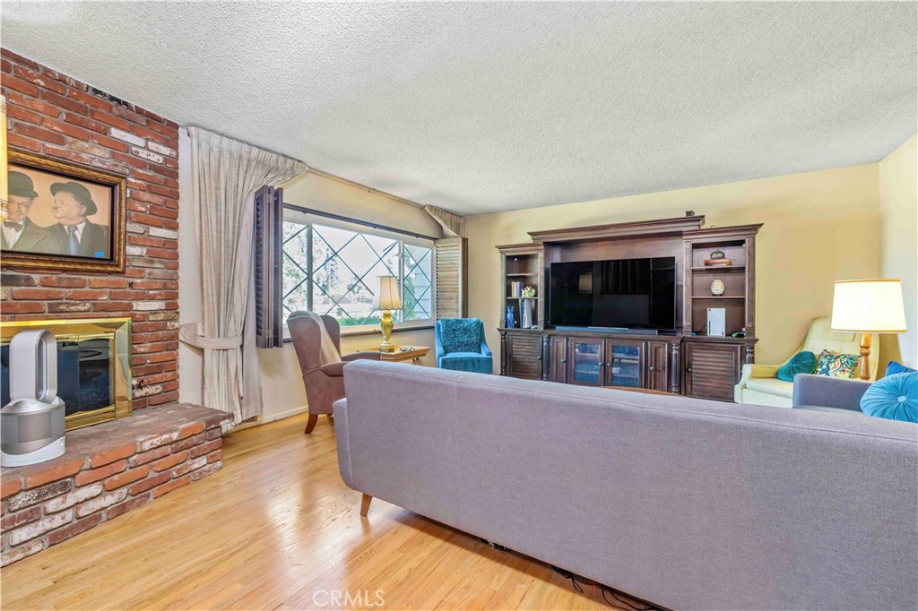 2292 N n. orange grove ave. N