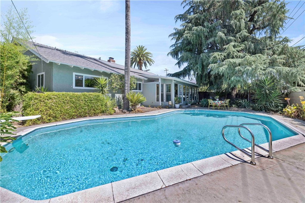 2292 N n. orange grove ave. N