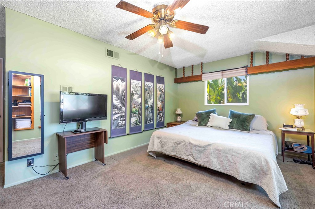 2292 N n. orange grove ave. N