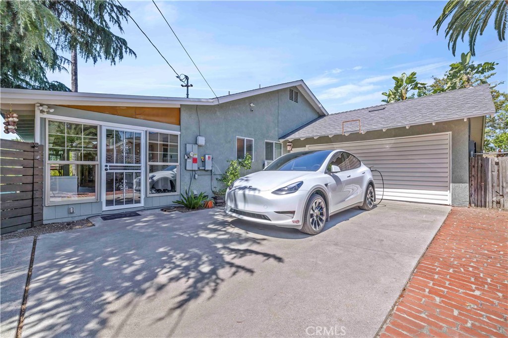 2292 N n. orange grove ave. N