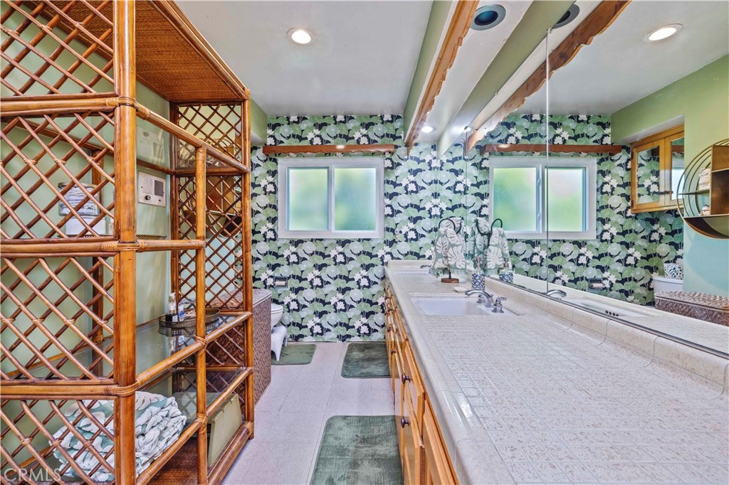 2292 N n. orange grove ave. N