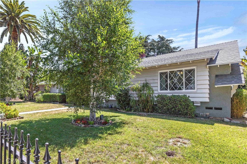 2292 N n. orange grove ave. N