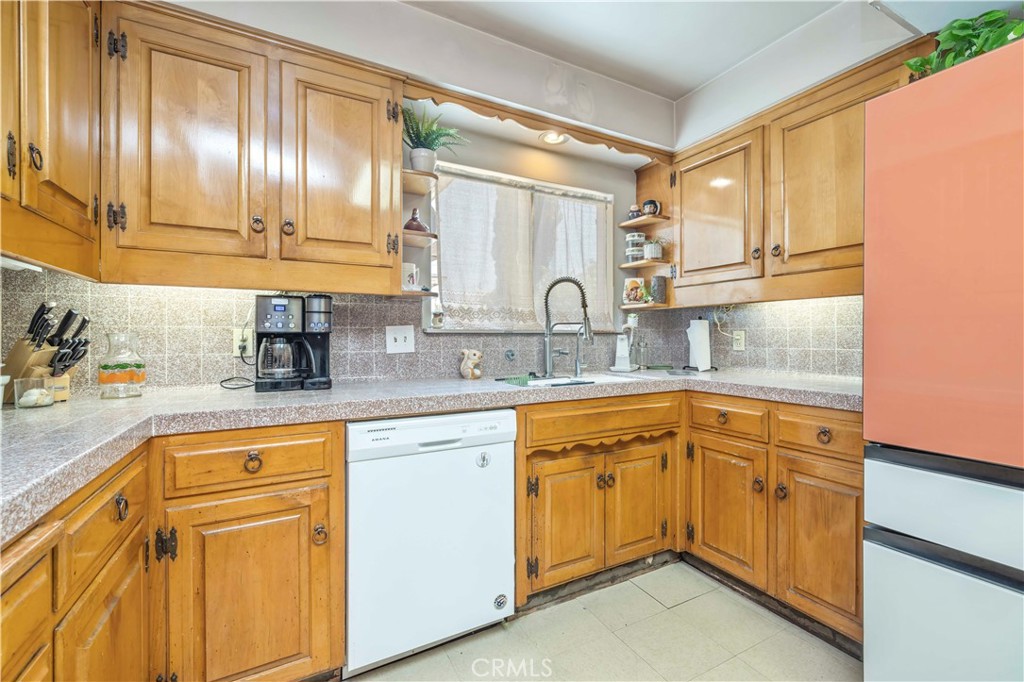 2292 N n. orange grove ave. N