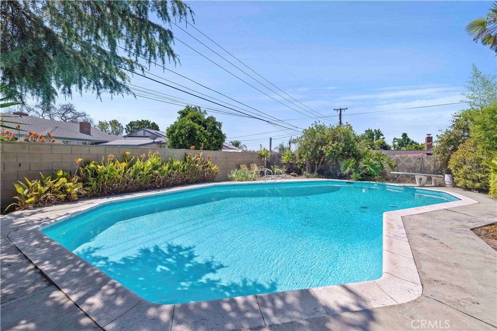 2292 N n. orange grove ave. N