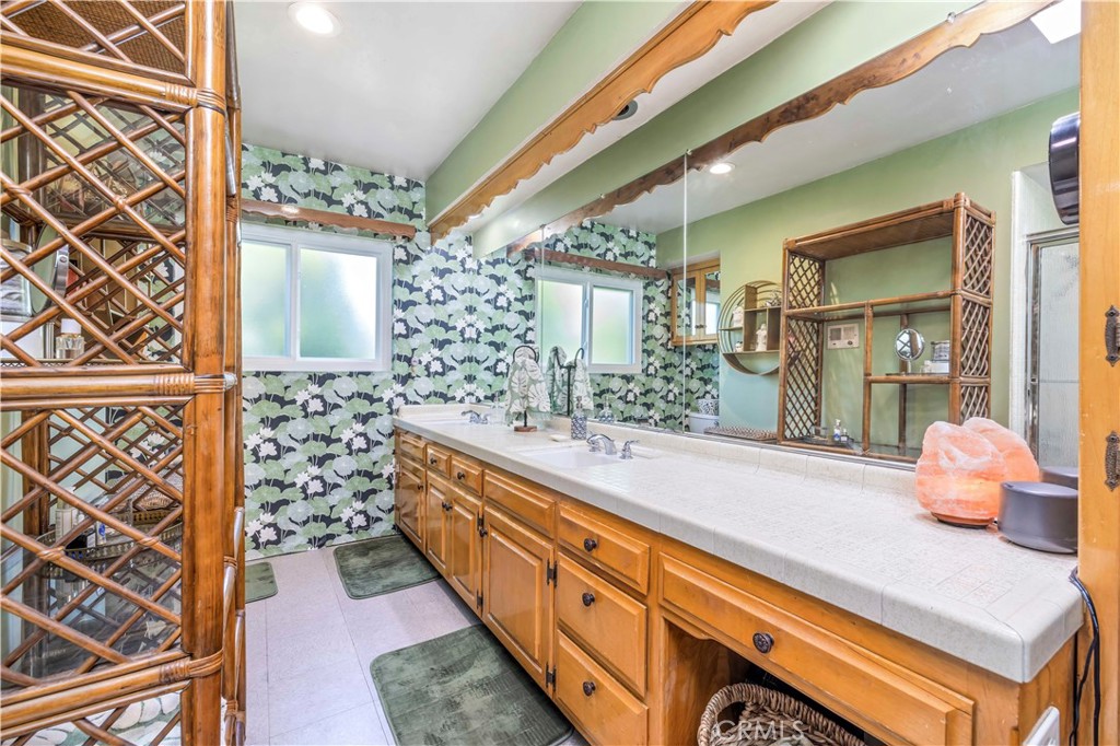 2292 N n. orange grove ave. N