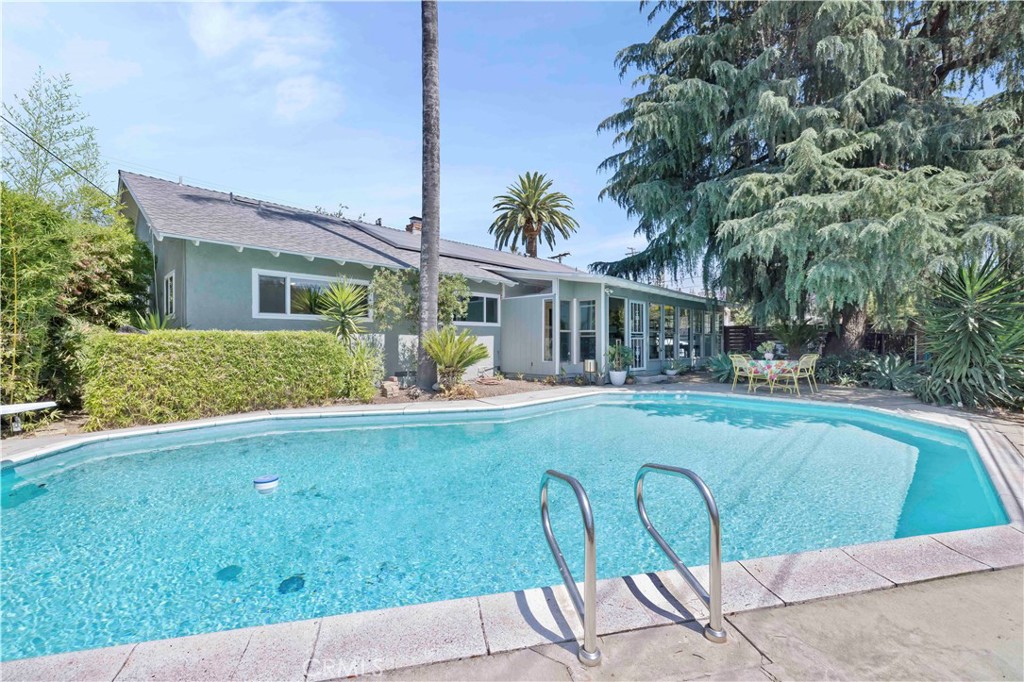 2292 N n. orange grove ave. N