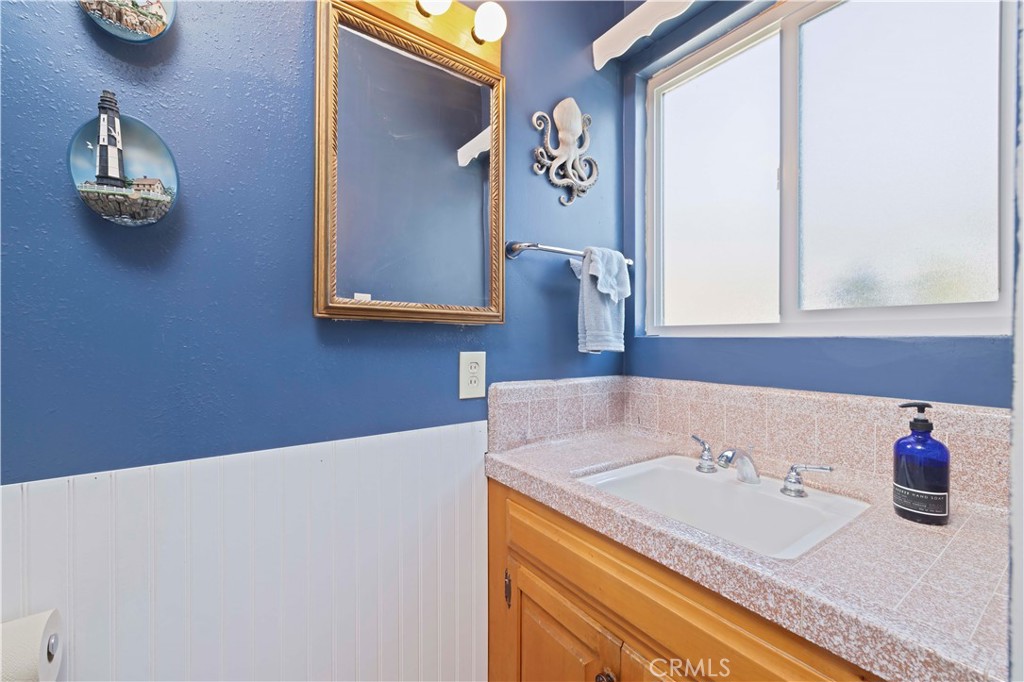 2292 N n. orange grove ave. N