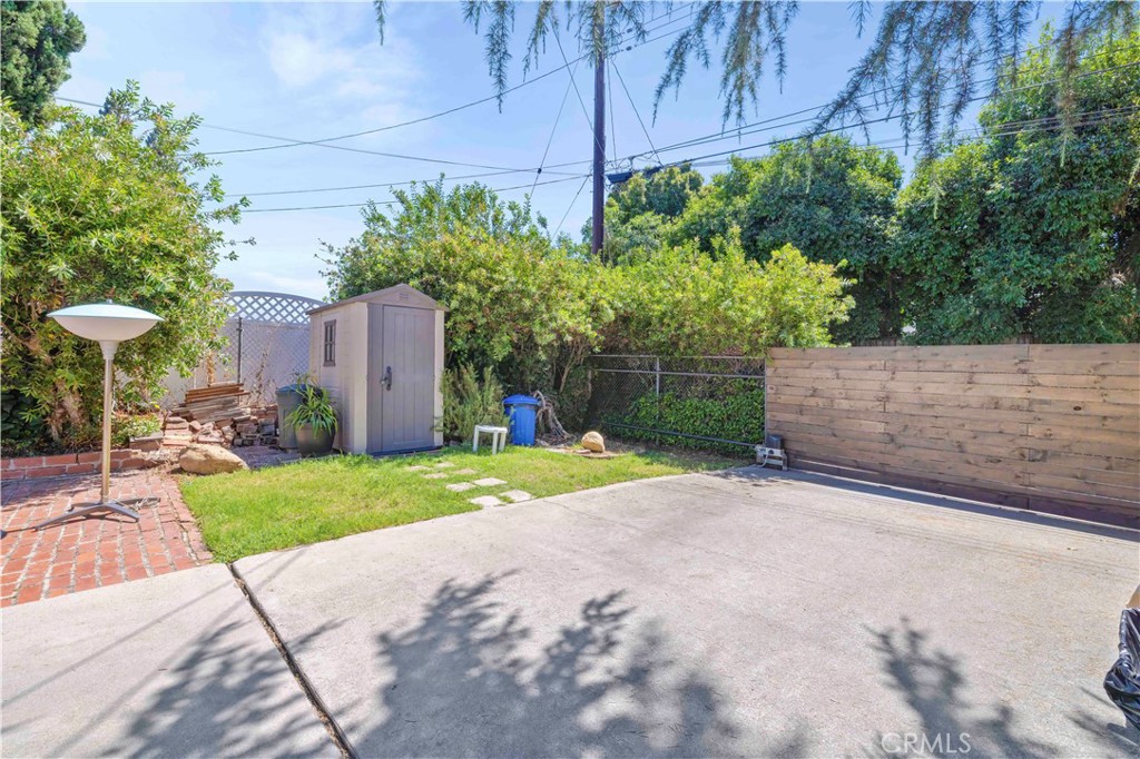 2292 N n. orange grove ave. N