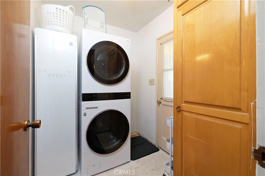 2292 N n. orange grove ave. N