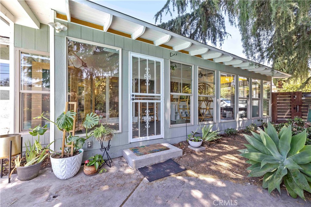 2292 N n. orange grove ave. N