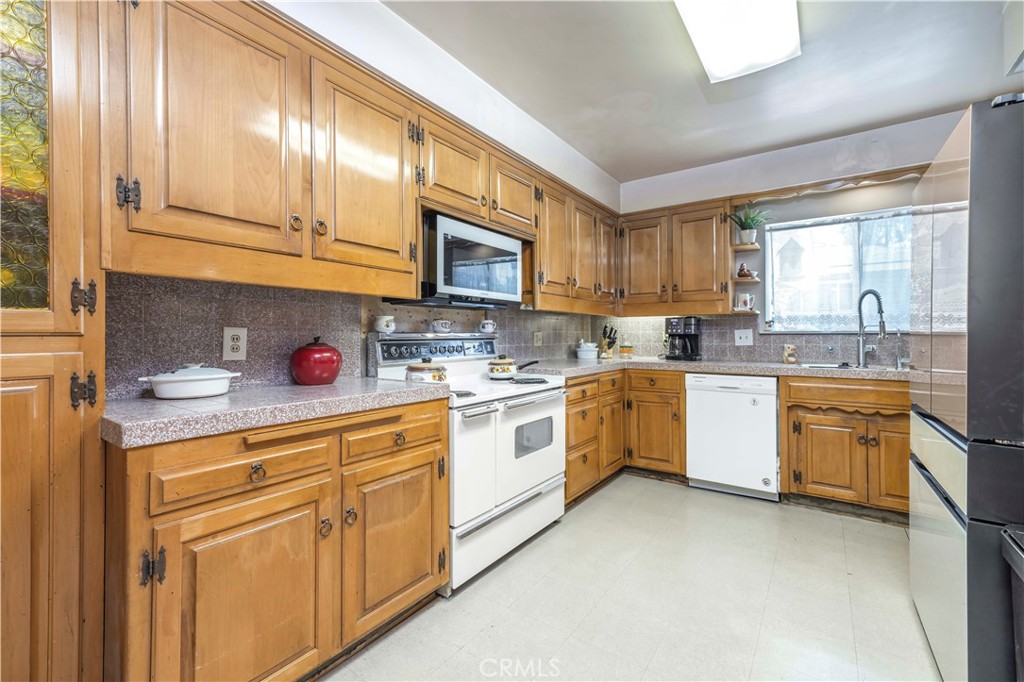 2292 N n. orange grove ave. N