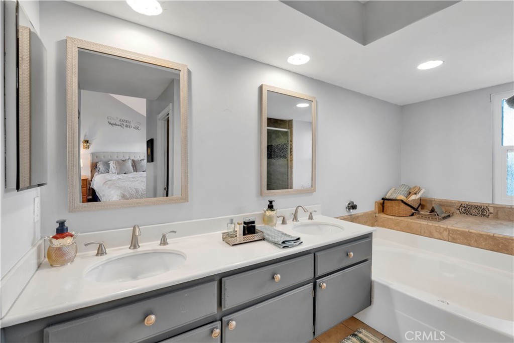 1103 W Whittlers Lane