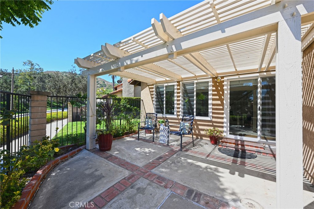 685 S Iron Horse Lane