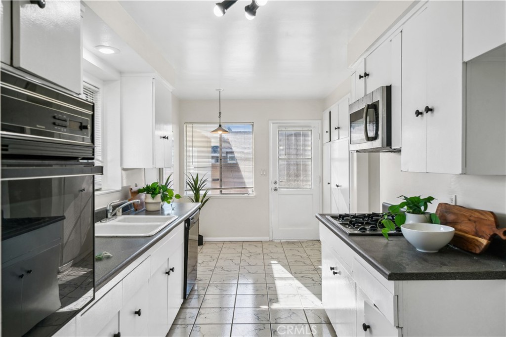 2425 W Orange Avenue