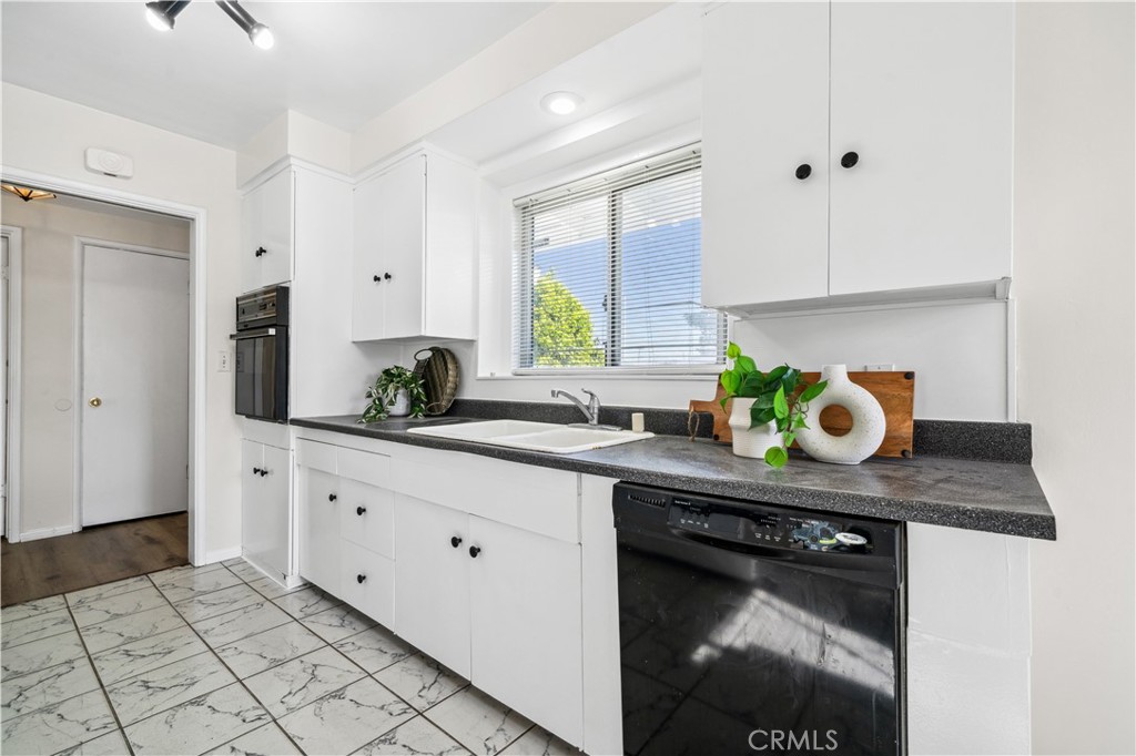 2425 W Orange Avenue