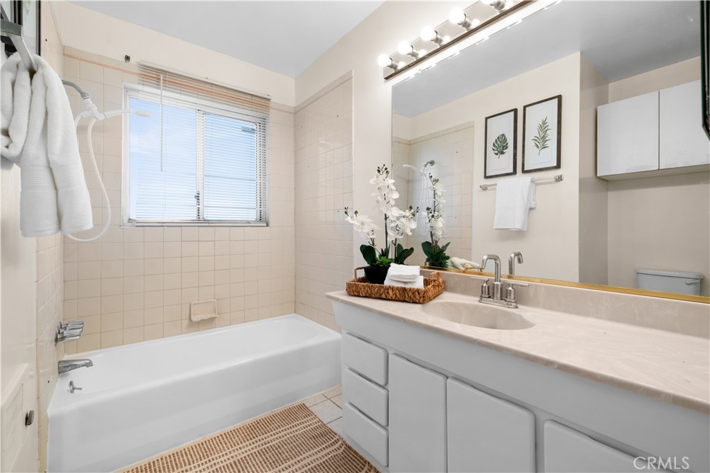 2425 W Orange Avenue