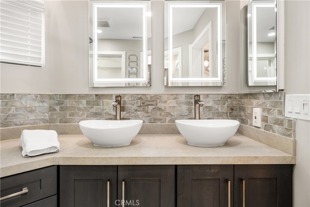 970 N Lincoln Street