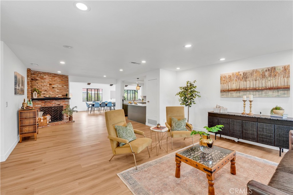 1094 N Gardner Drive
