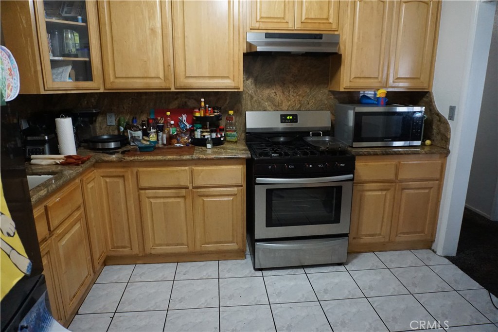 1422 E Broadway