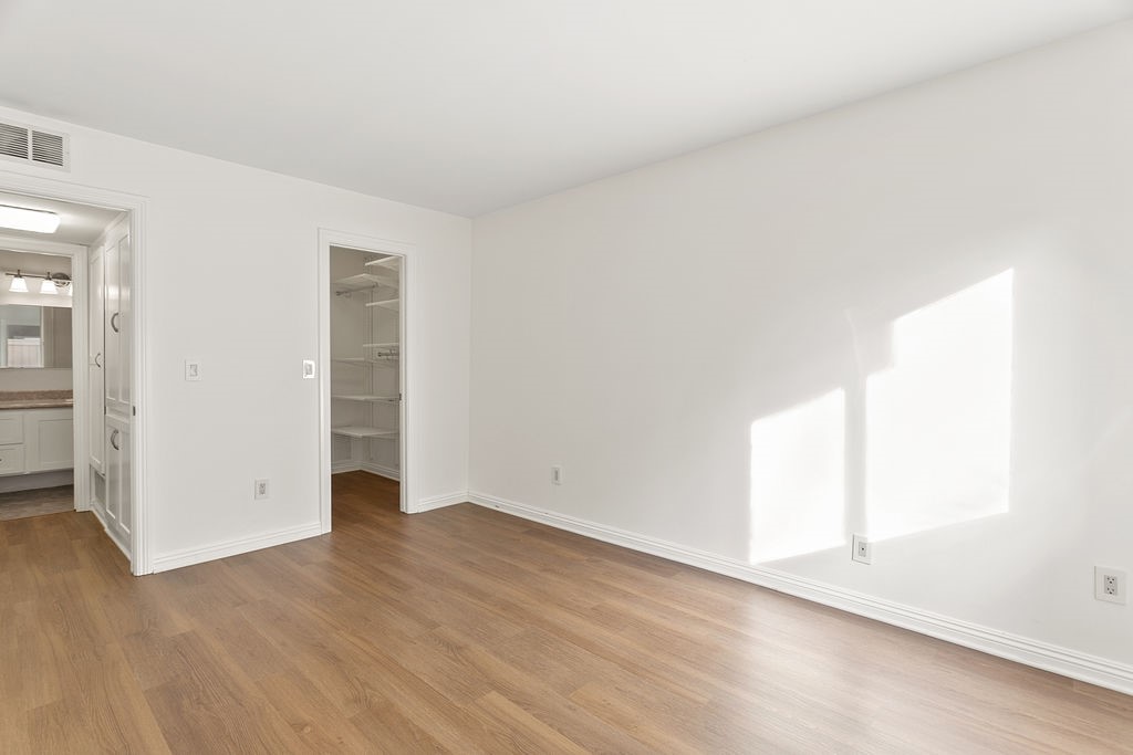 1101 W Macarthur Boulevard 215