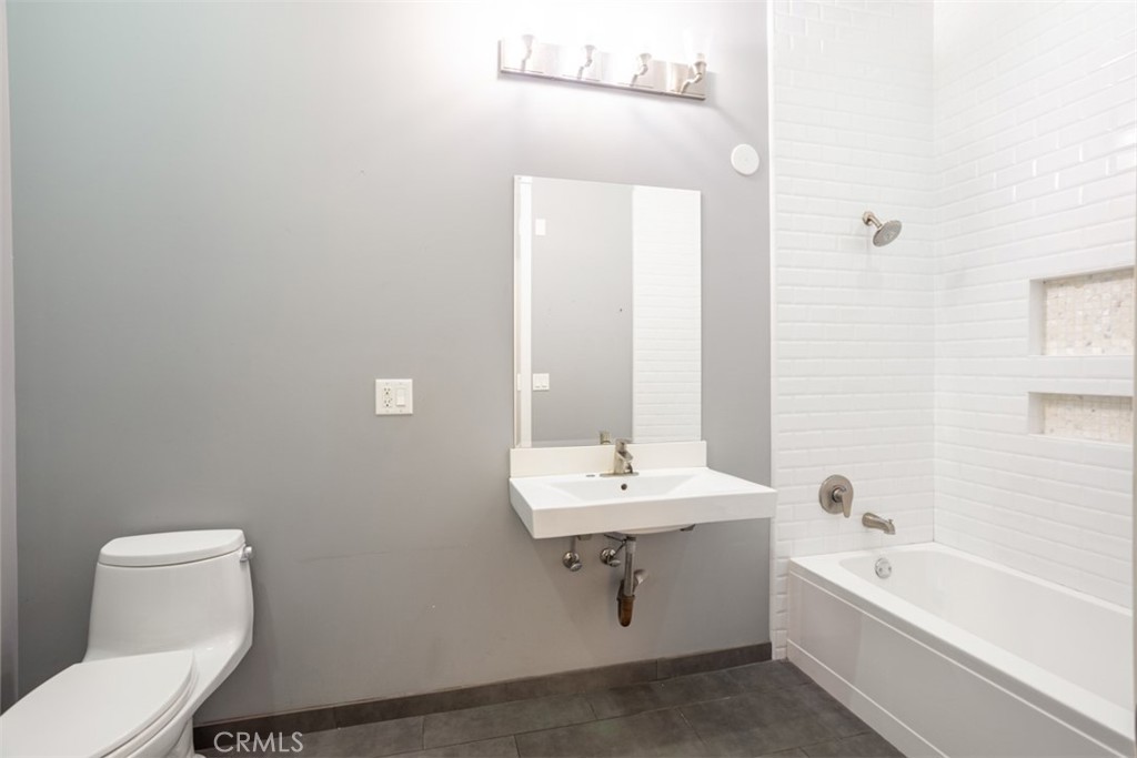 433 Pine Avenue 304
