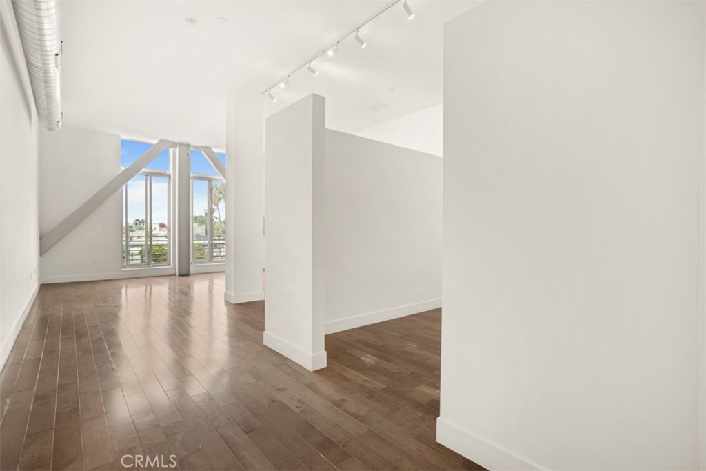 433 Pine Avenue 304