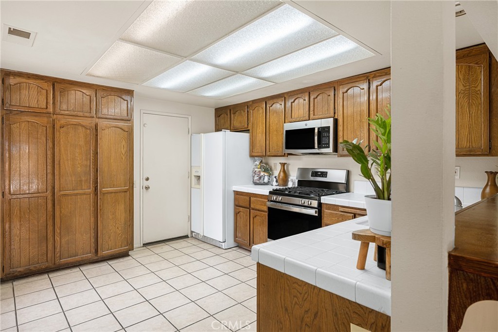 2006 E Wellington Avenue