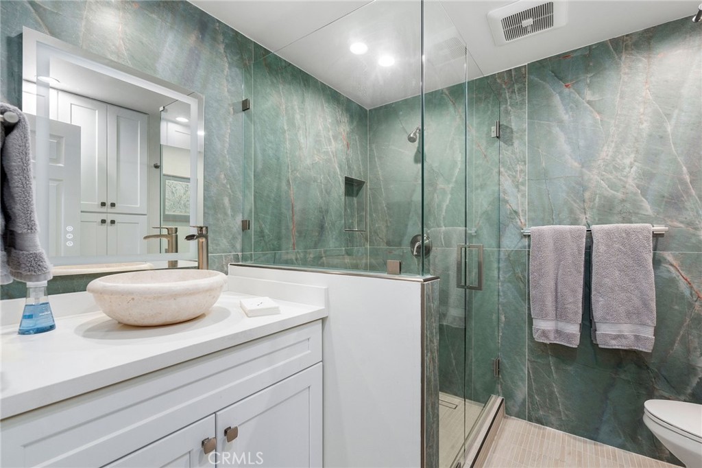 5339 Lindley Avenue 304