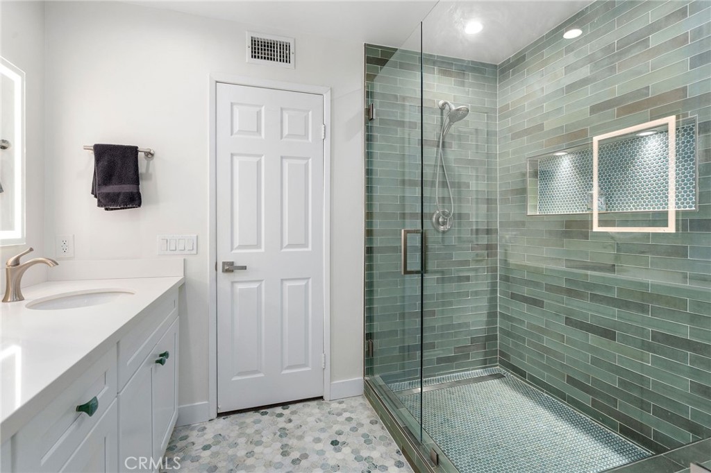 5339 Lindley Avenue 304