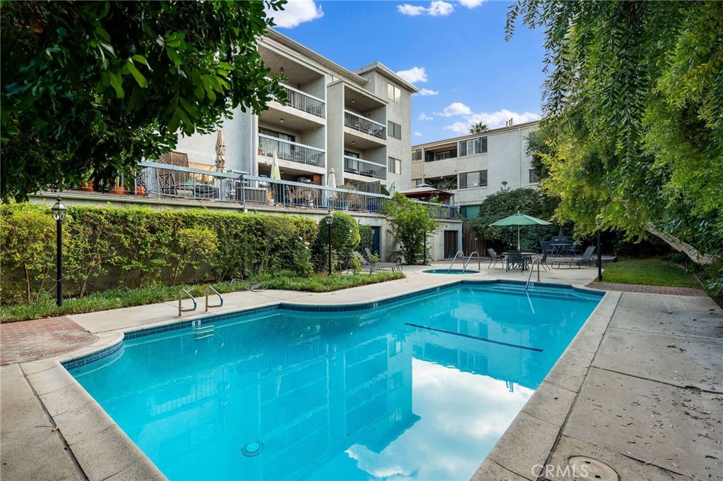 5339 Lindley Avenue 304