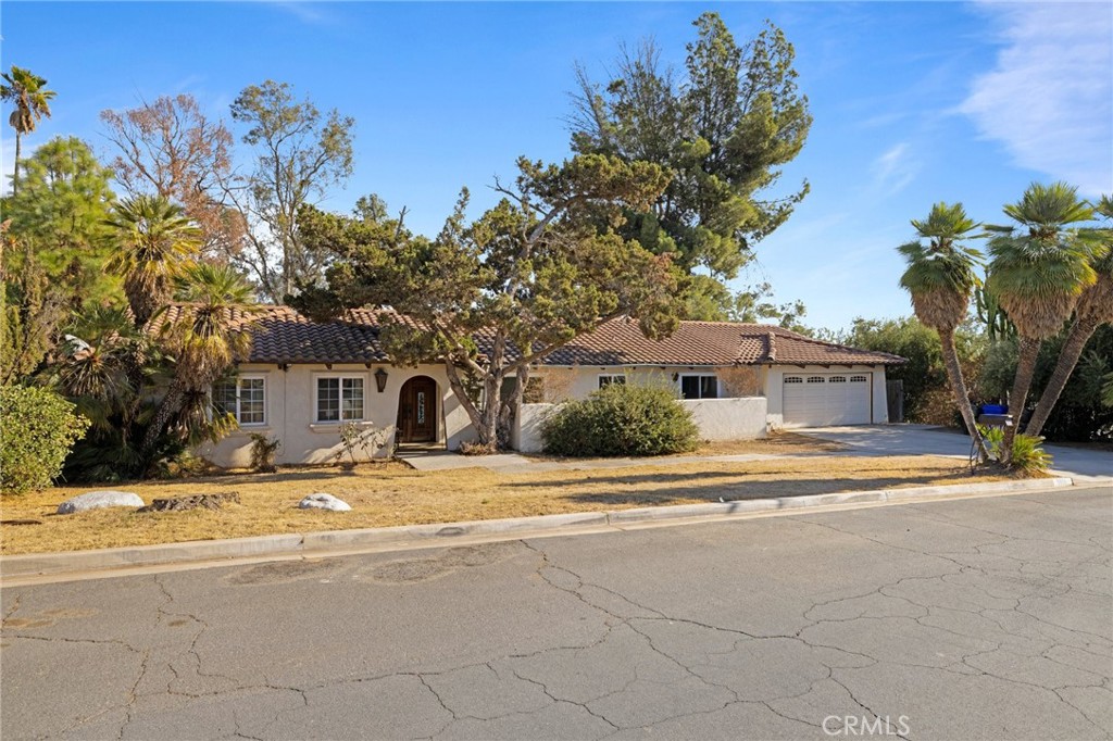 5926 Avenue Juan Bautista