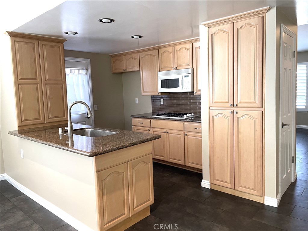 7566 E Woodsboro Avenue