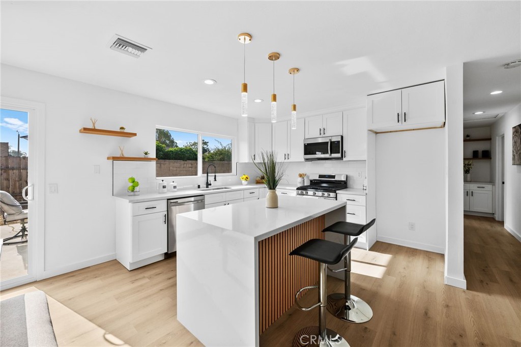 1048 E Oak Hill Street