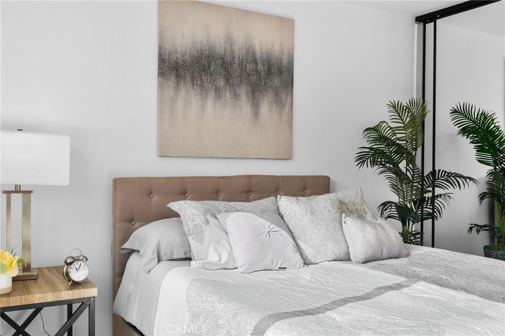 1048 E Oak Hill Street