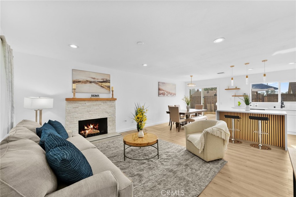 1048 E Oak Hill Street