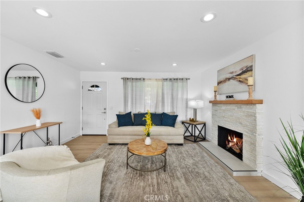 1048 E Oak Hill Street