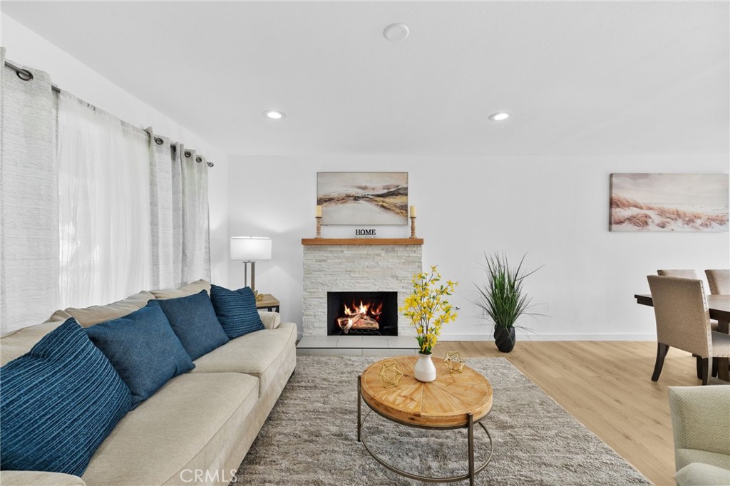 1048 E Oak Hill Street