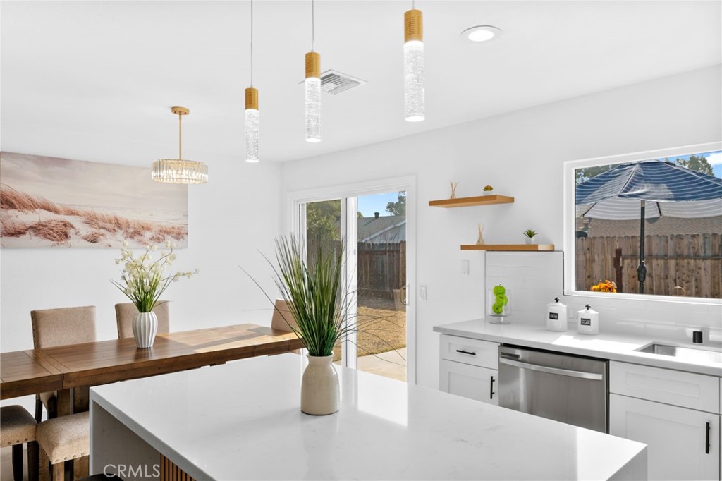 1048 E Oak Hill Street