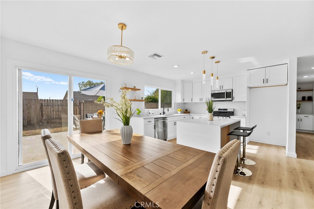 1048 E Oak Hill Street