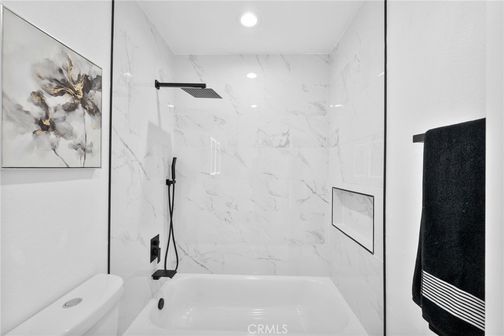 1048 E Oak Hill Street