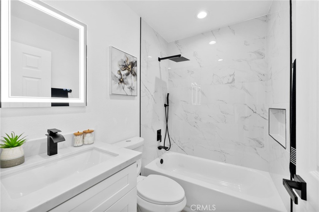 1048 E Oak Hill Street