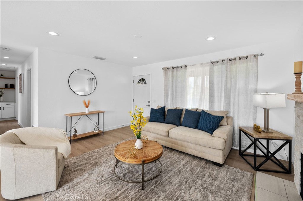 1048 E Oak Hill Street