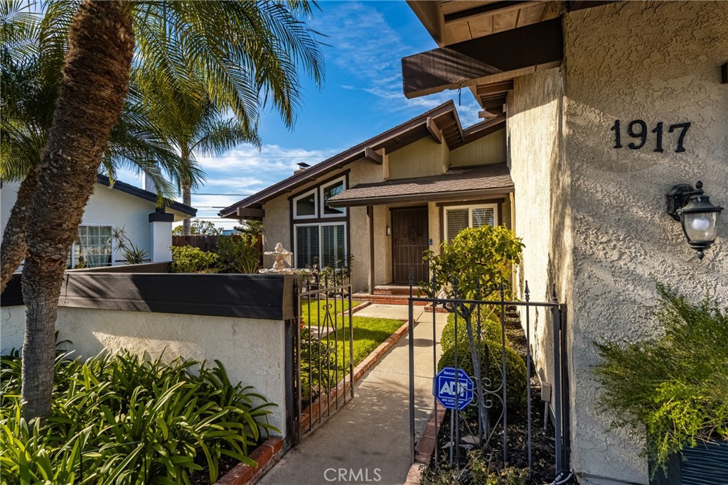 1917 W Las Palmas Circle