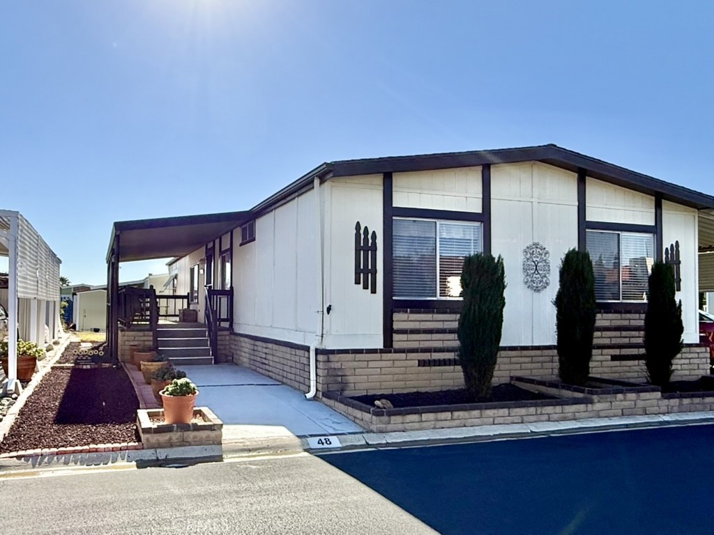 692 N Adele Street 48