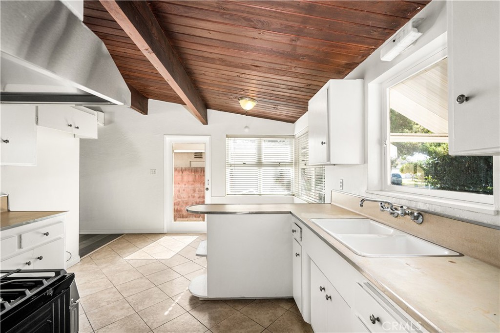 2233 N Pacific Avenue