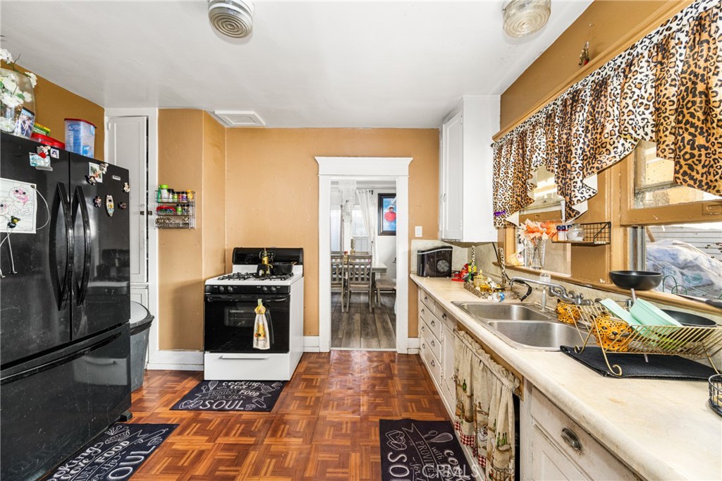 1106 W Santa Ana Boulevard