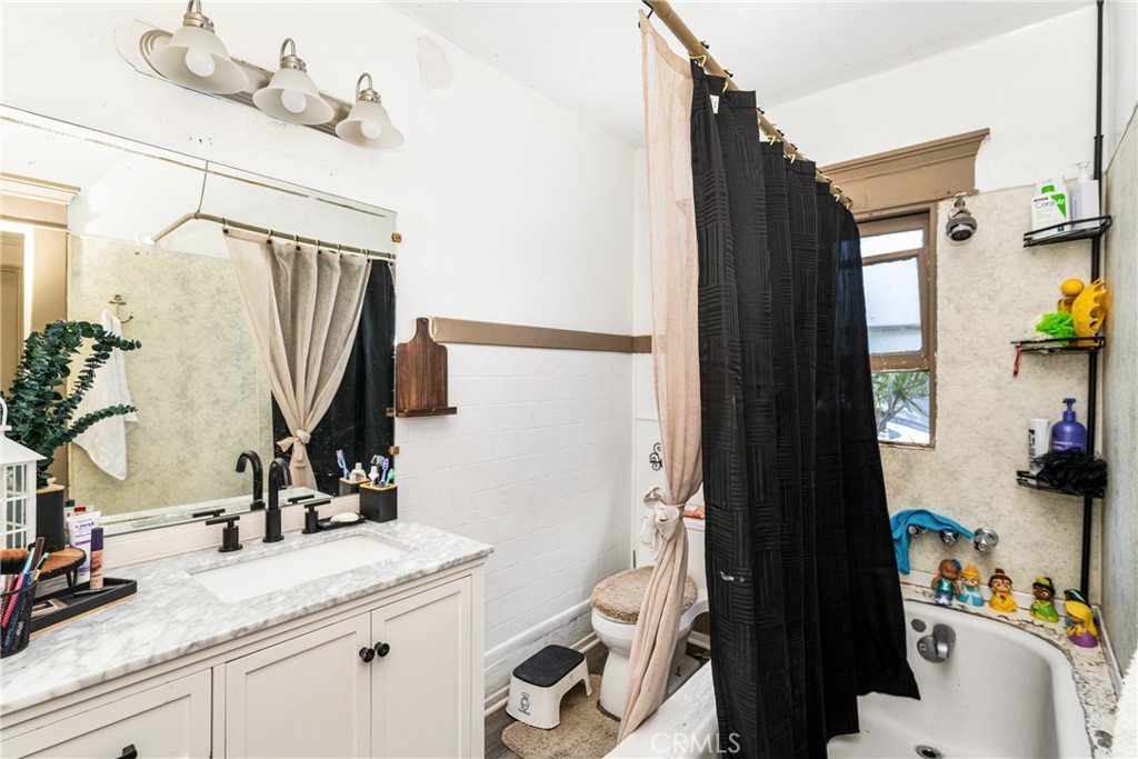 1106 W Santa Ana Boulevard