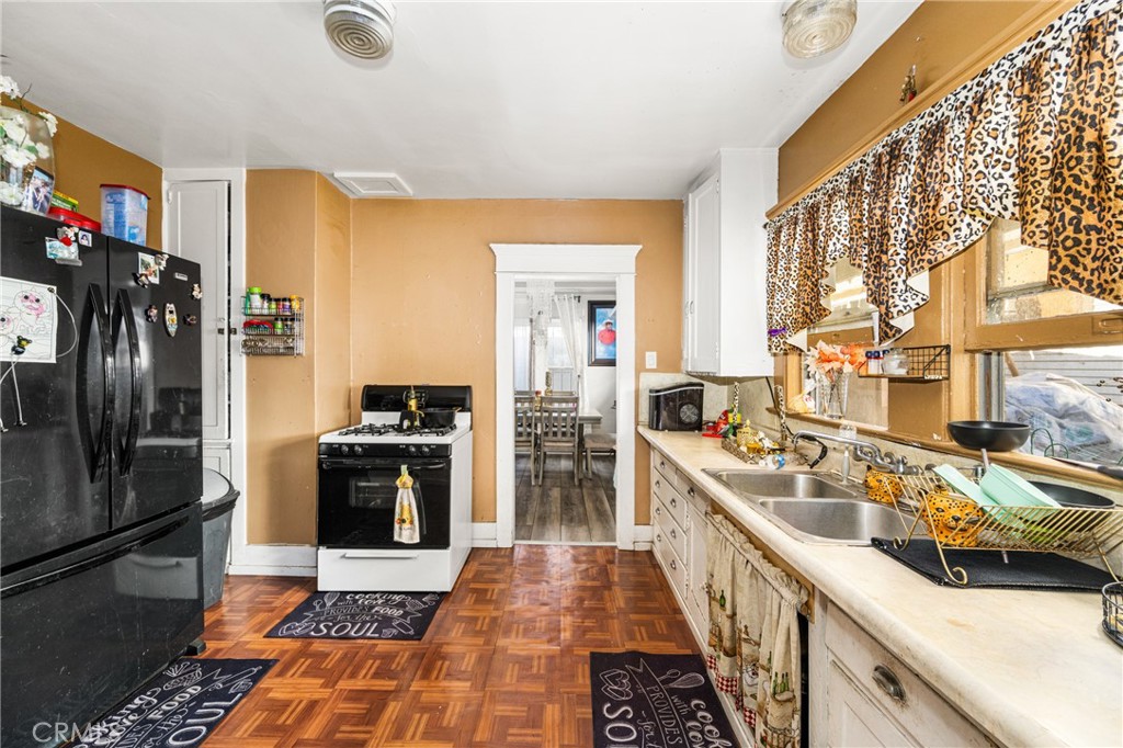 1106 W Santa Ana Boulevard